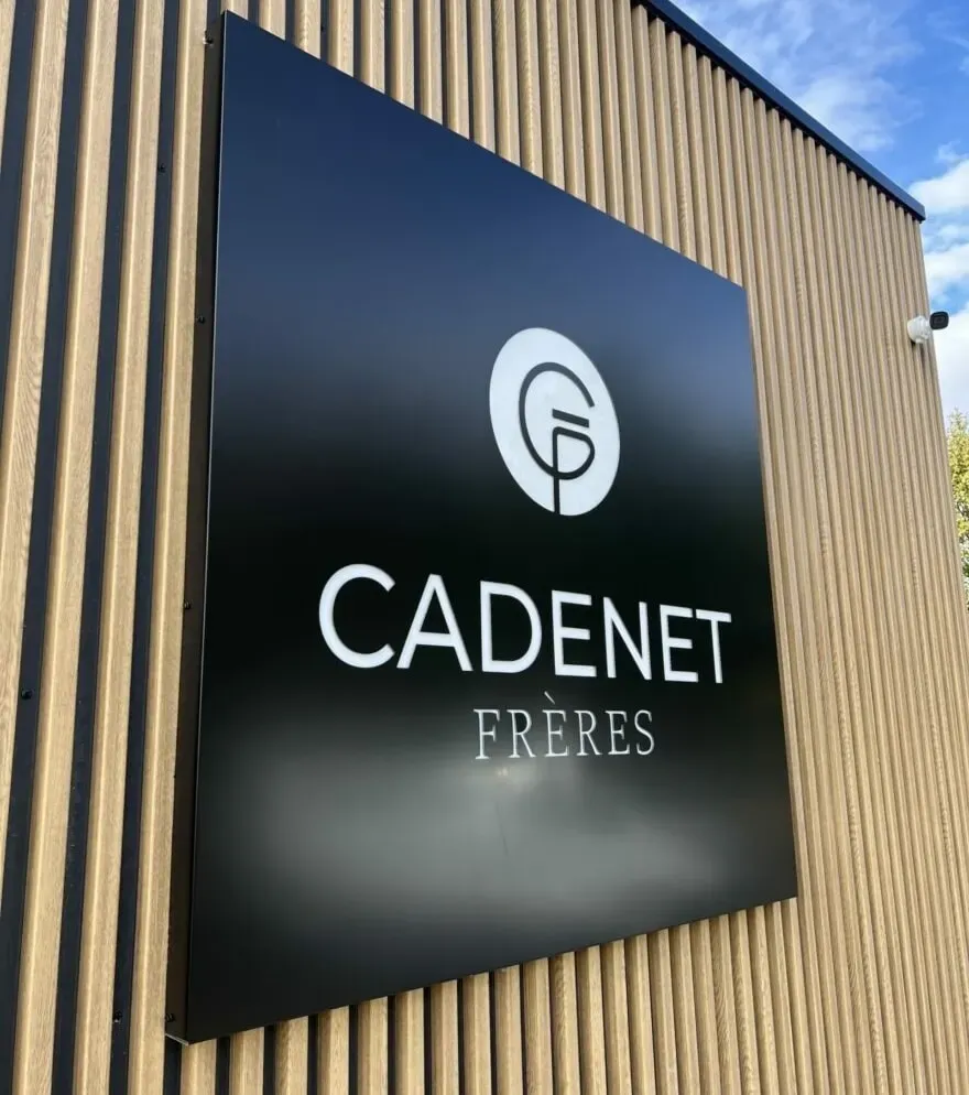 Caisson d'enseigne Cadenet Frères sur façade en bardage bois