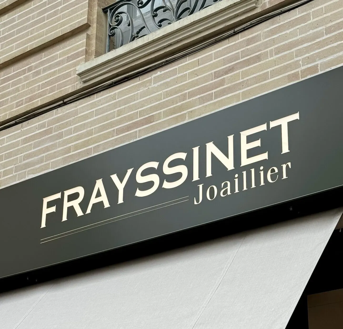 Bandeau d'enseigne du joaillier Frayssinet