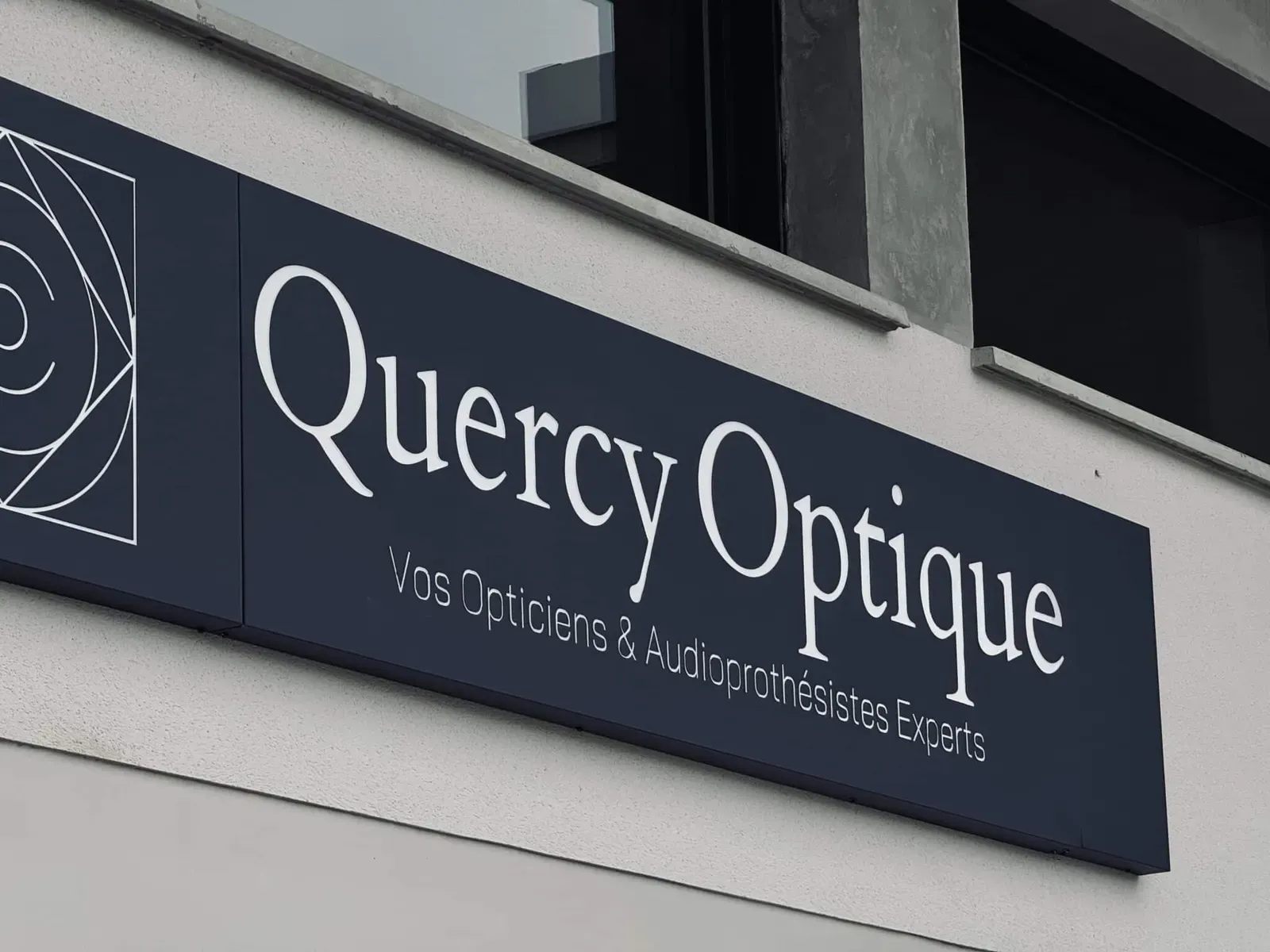 Enseigne et vitrine d'un opticien