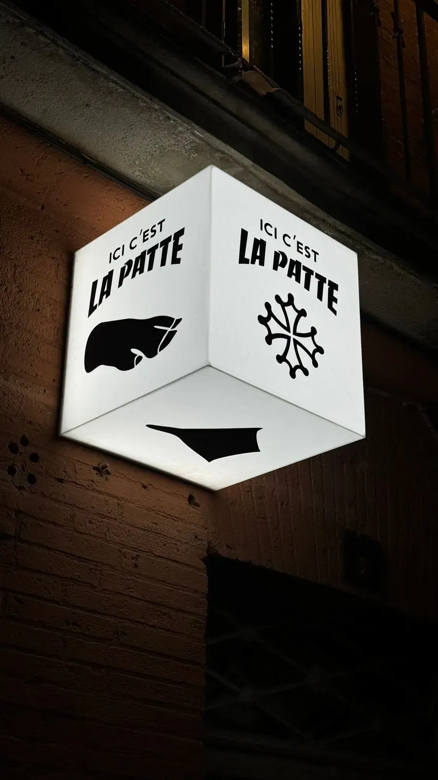 Enseigne drapeau en cube lumineux