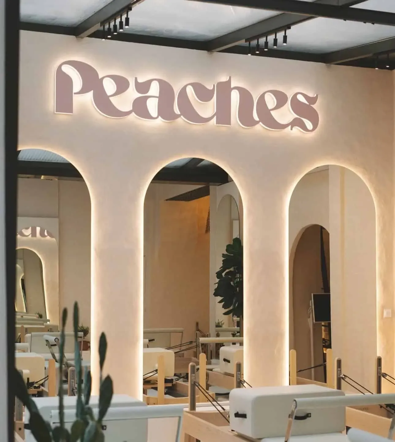 Enseigne Peaches en lettres relief au-dessus des arches d'un café