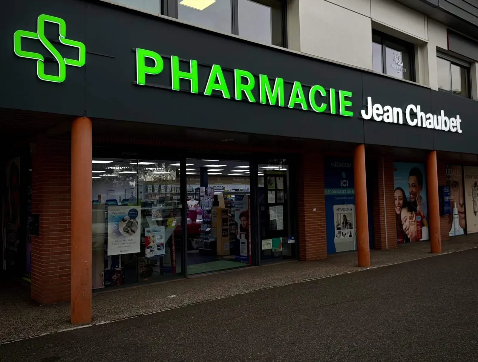 Façade de pharmacie avec enseigne lumineuse