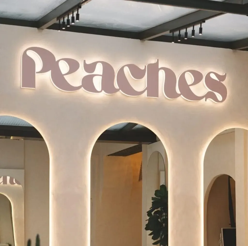 Lettres relief rétroéclairées Peaches au-dessus des arches