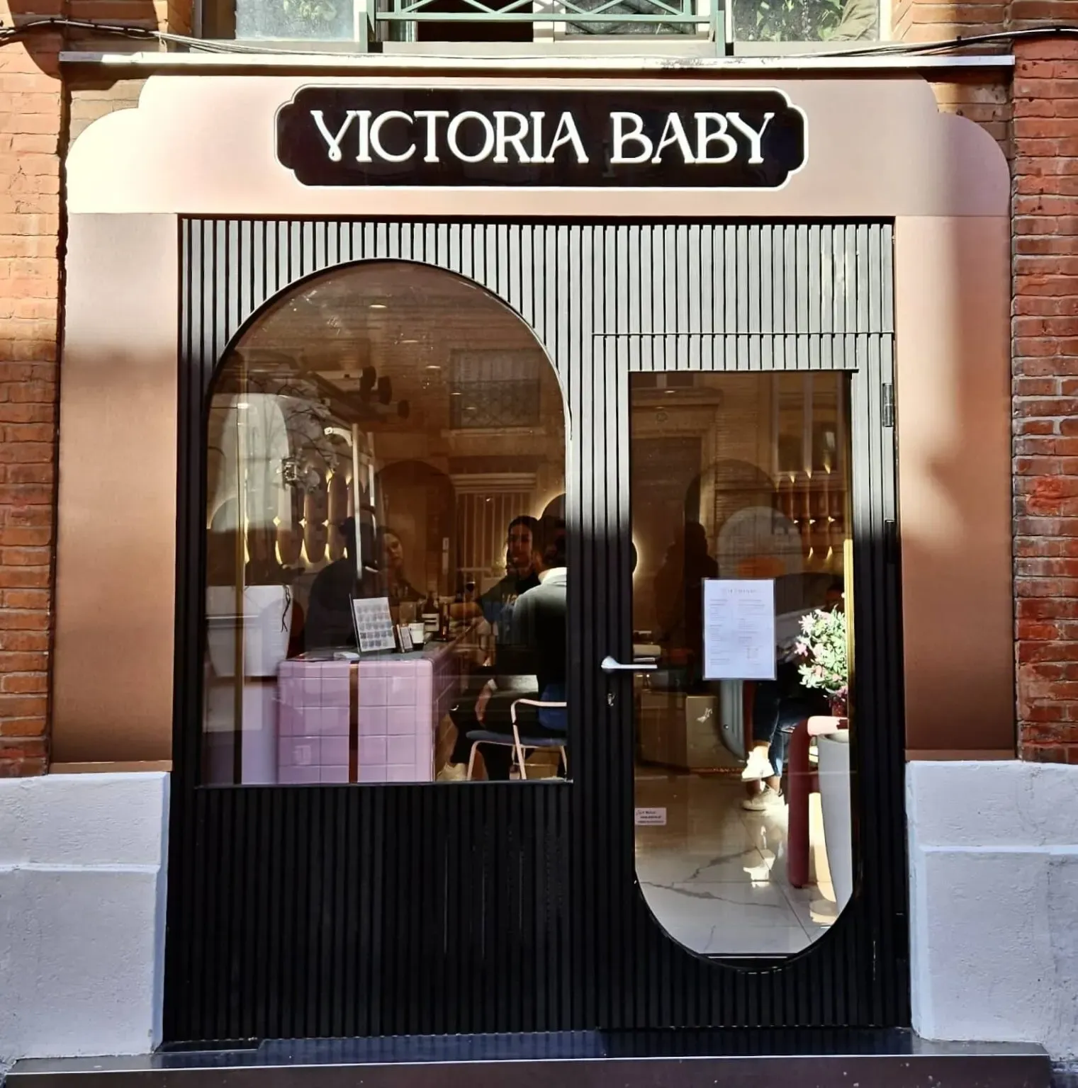 Devanture de la boutique Victoria Baby, arche et enseigne en relief