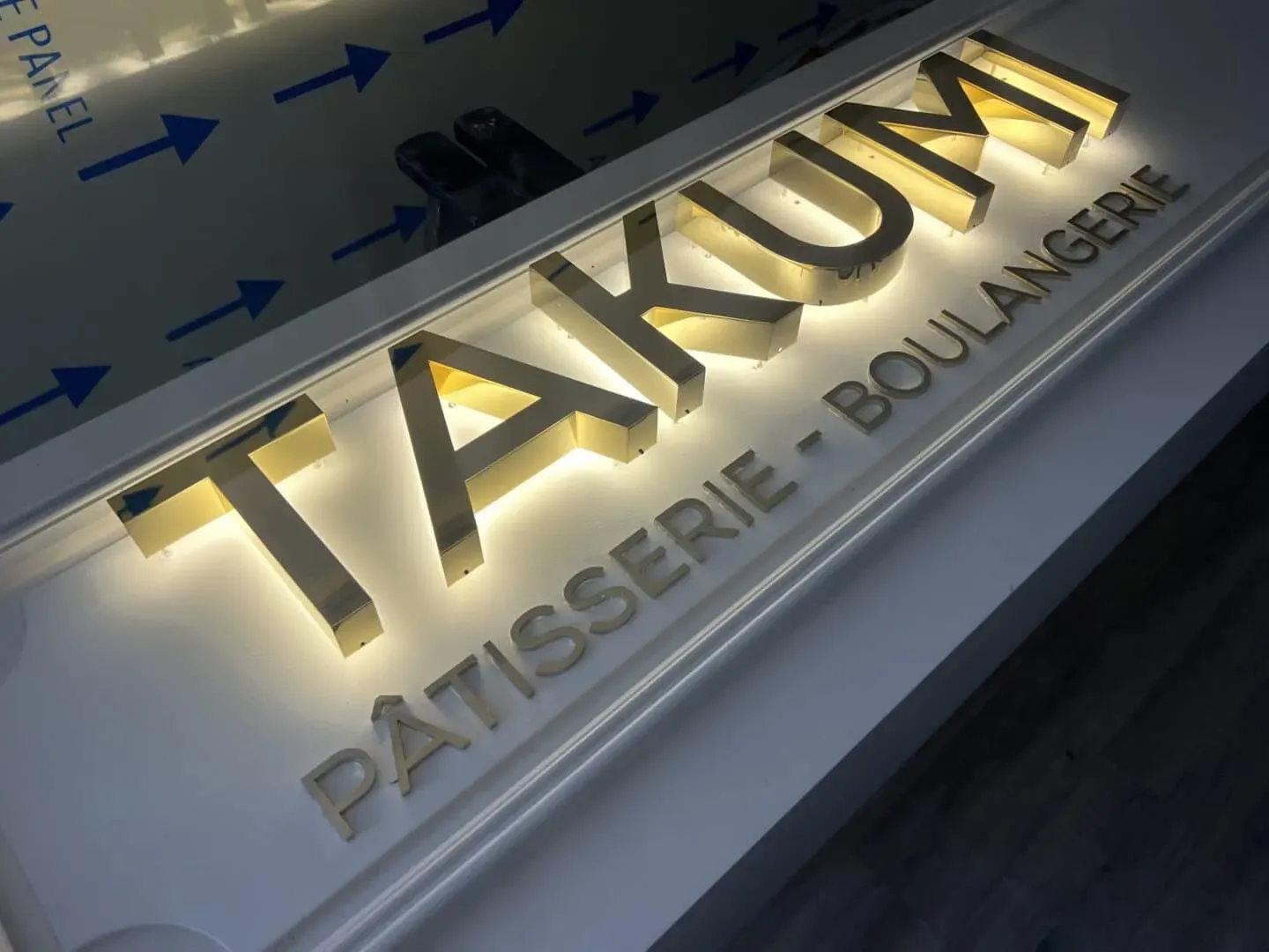 Lettres boîtiers lumineuses de la pâtisserie-boulangerie Takumi