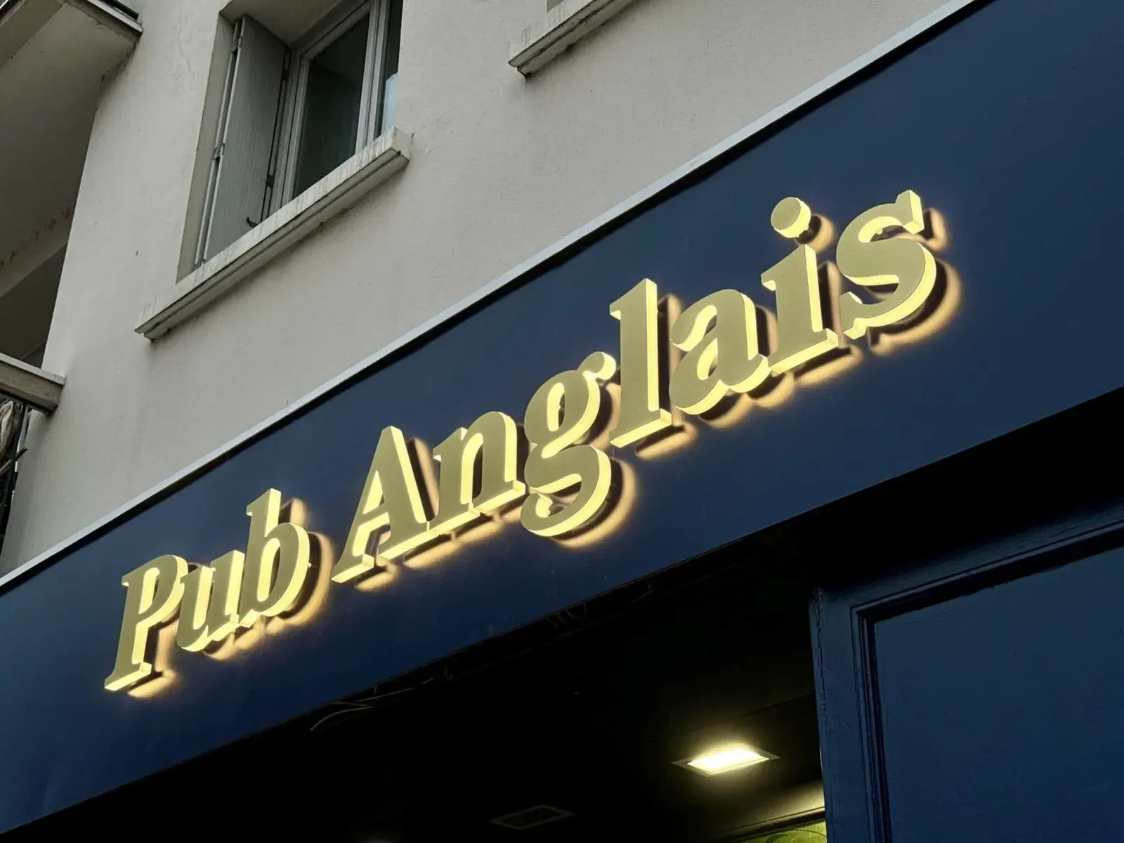 Lettres lumineuses Pub Anglais sur bandeau bleu marine