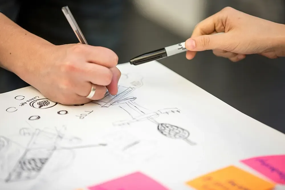 Dessin à la main de la maquette d'une enseigne