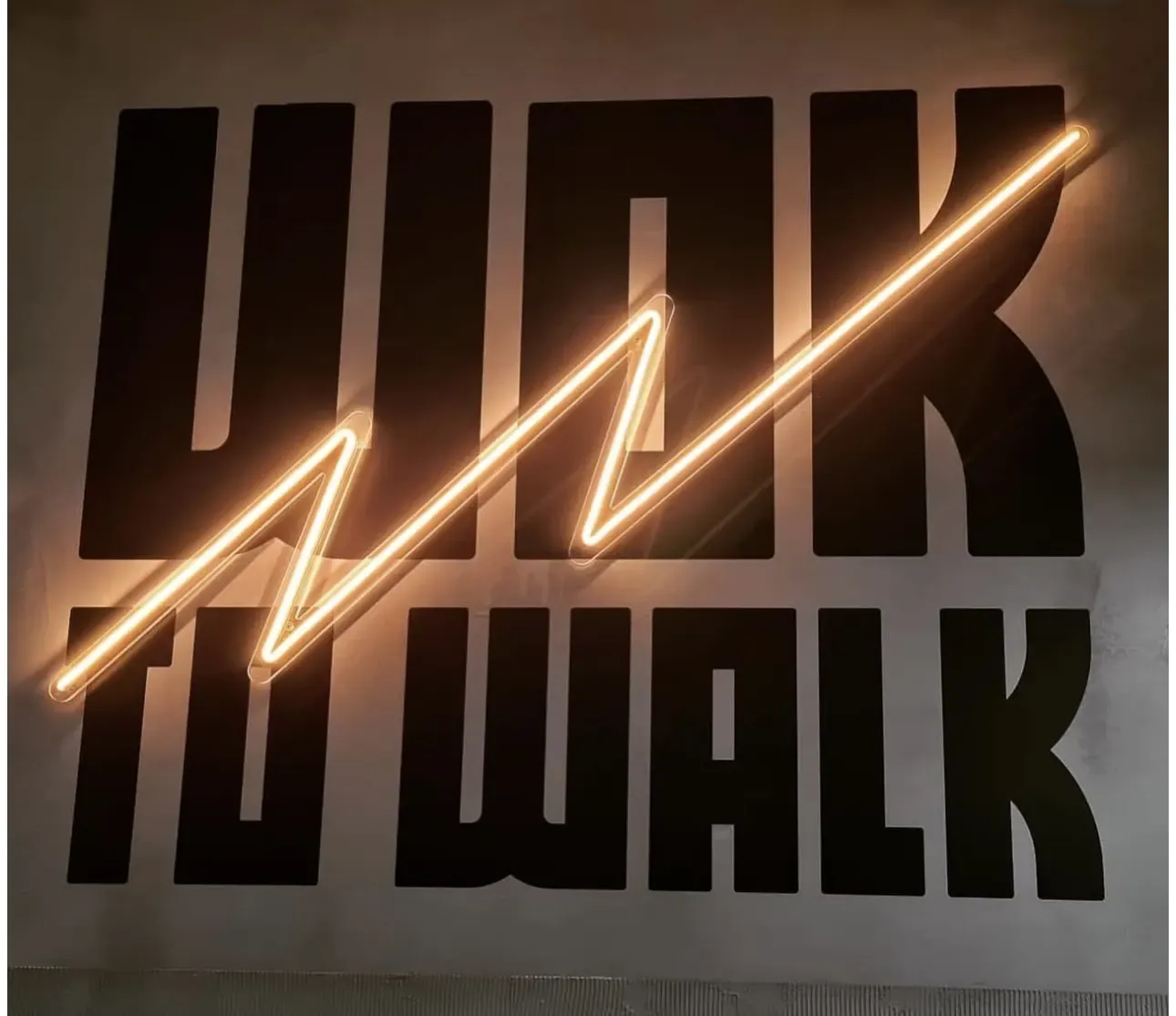 Néon LED sur le logo mural Wok to Walk
