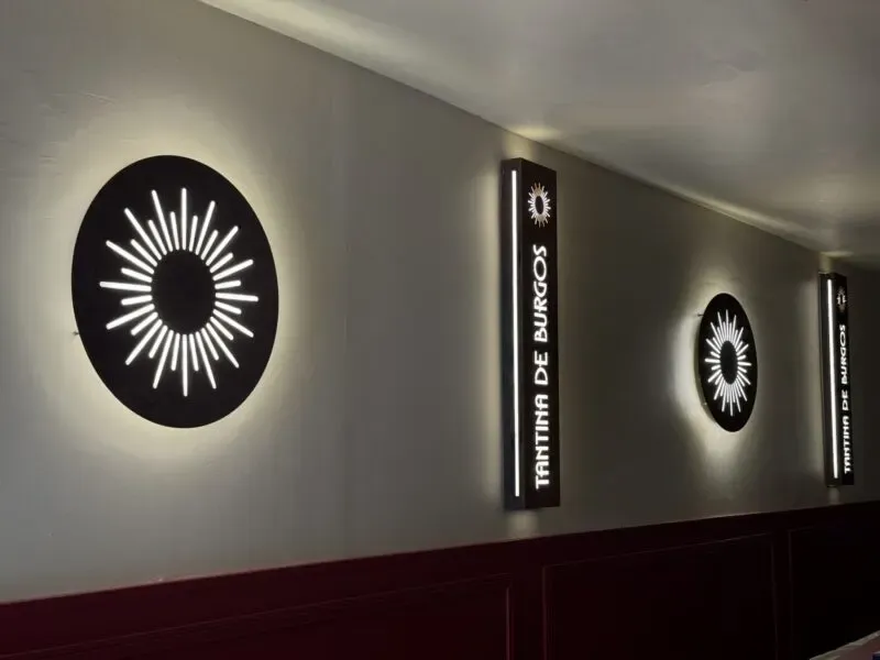 Signalétique lumineuse dans un couloir